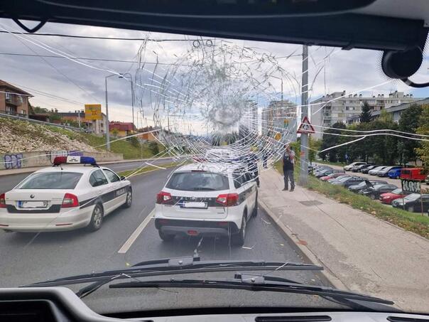 Šteta: Grozna situacija, kamenjem uništena tri nova trolejbusa