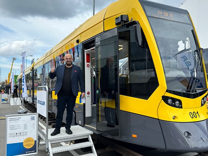 Šteta se slikao pored prvog od 15 novih tramvaja za KS