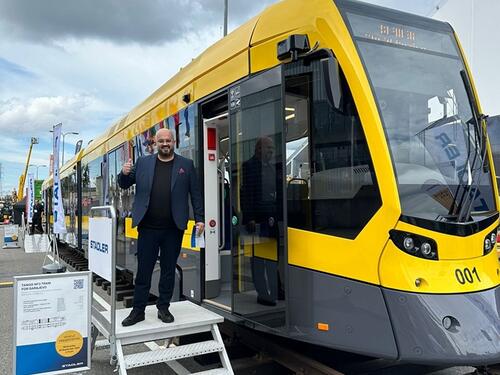 Šteta se slikao pored prvog od 15 novih tramvaja za KS