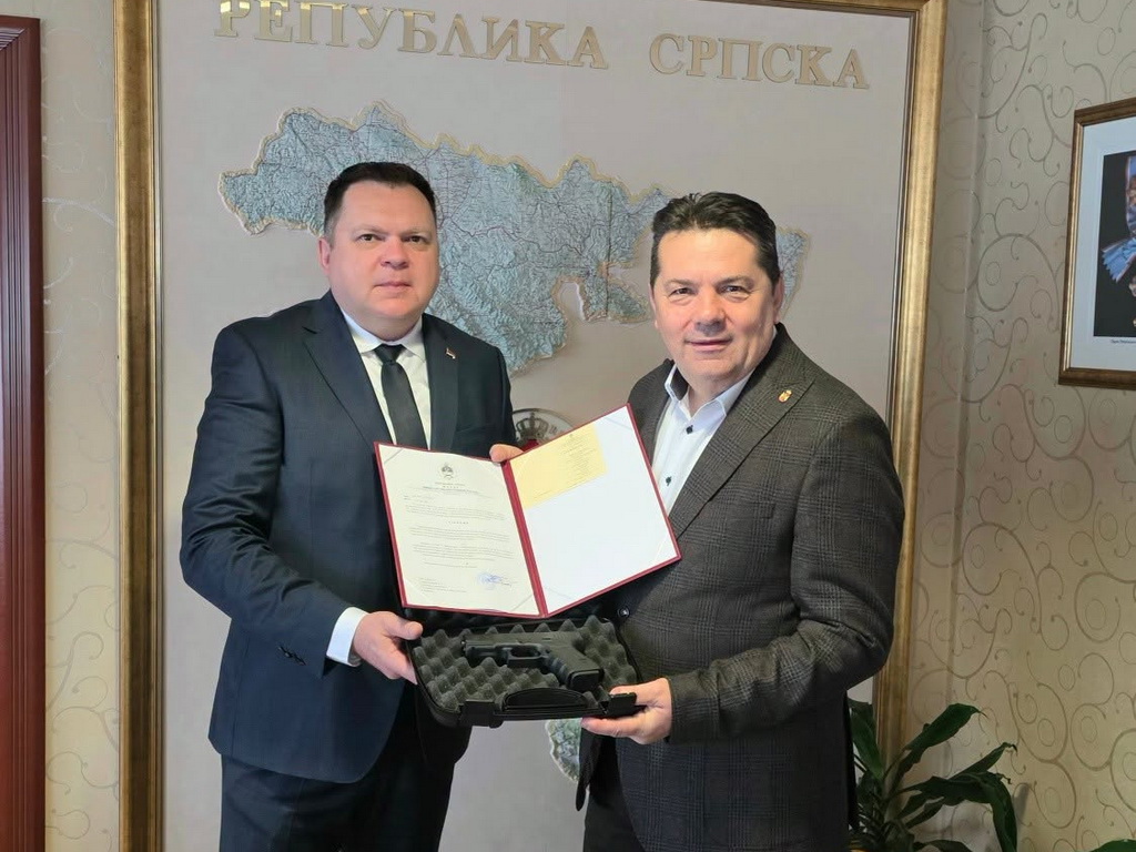 Stevandić dobio pištolj od ministra policije RS: Miran san i sigurnost nemaju cijenu