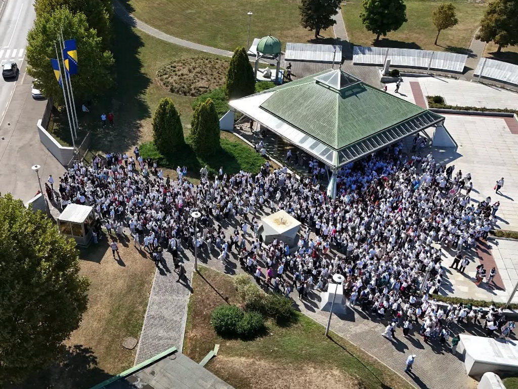 Stipendisti Fondacije Hastor posjetili Memorijalni centar Srebrenica