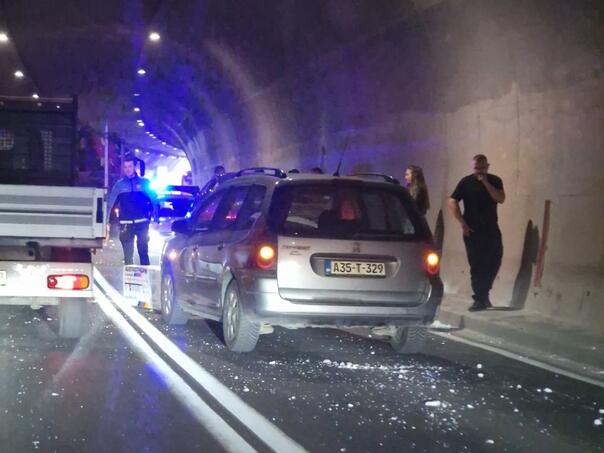 Stiropor uzrokovao nesreću u tunelu Vranduk, sudarila se dva vozila