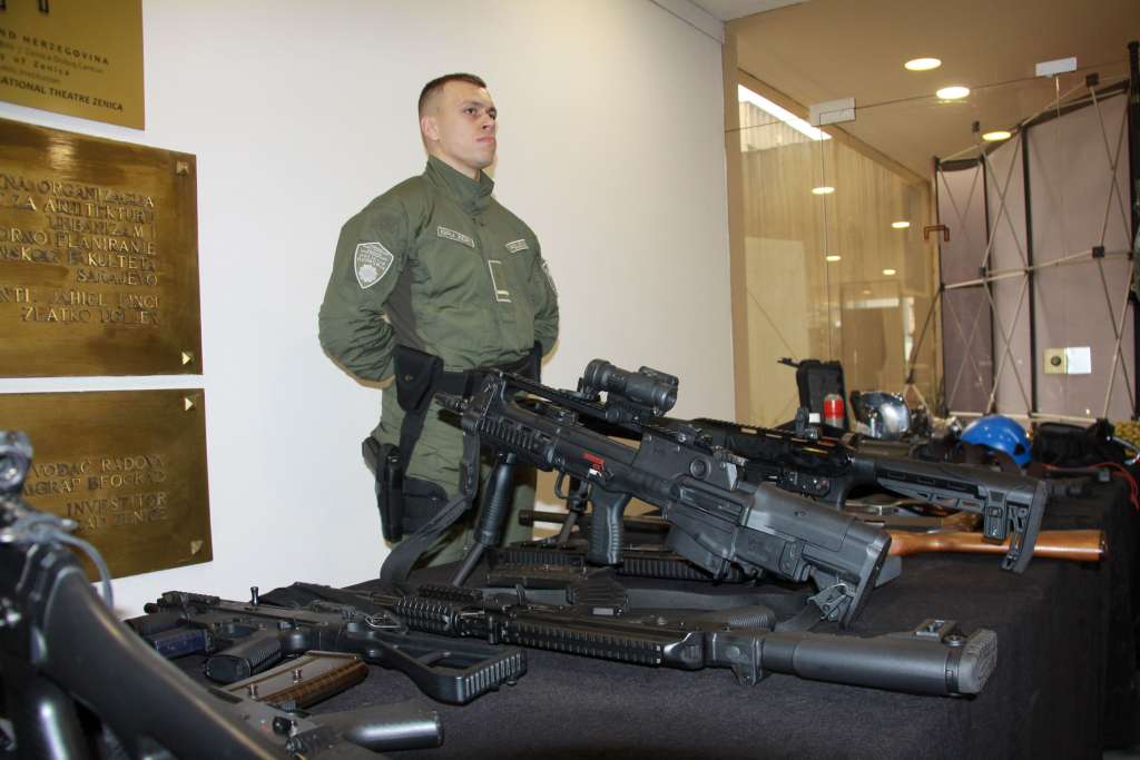 Stiže novo oružje i oprema za policiju ZDK