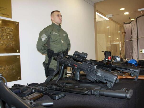 Stiže novo oružje i oprema za policiju ZDK