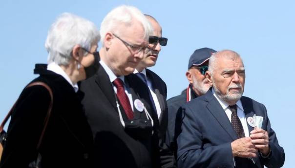 Stjepan Mesić: Maknuti poklič 'Za dom spremni'