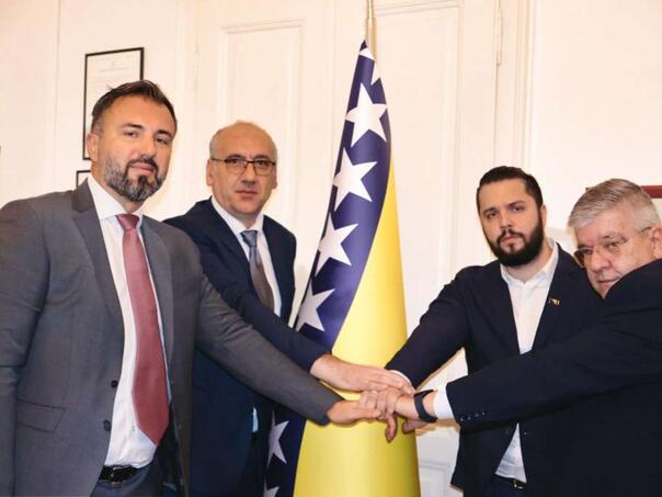 Stojanović i Mioković: Hitno ukloniti spomen-ploču ratnom zločincu Ratku Mladiću