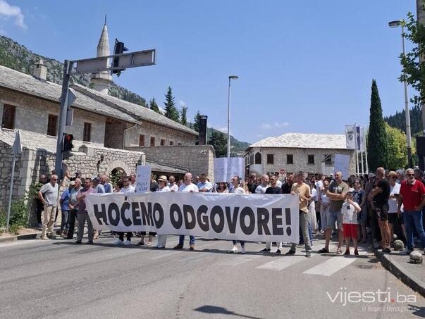 Stolac na nogama: Građani blokirali put, traže odgovore