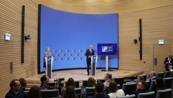Stoltenberg: BiH mora sama birati svoj put, a NATO će to poštivati