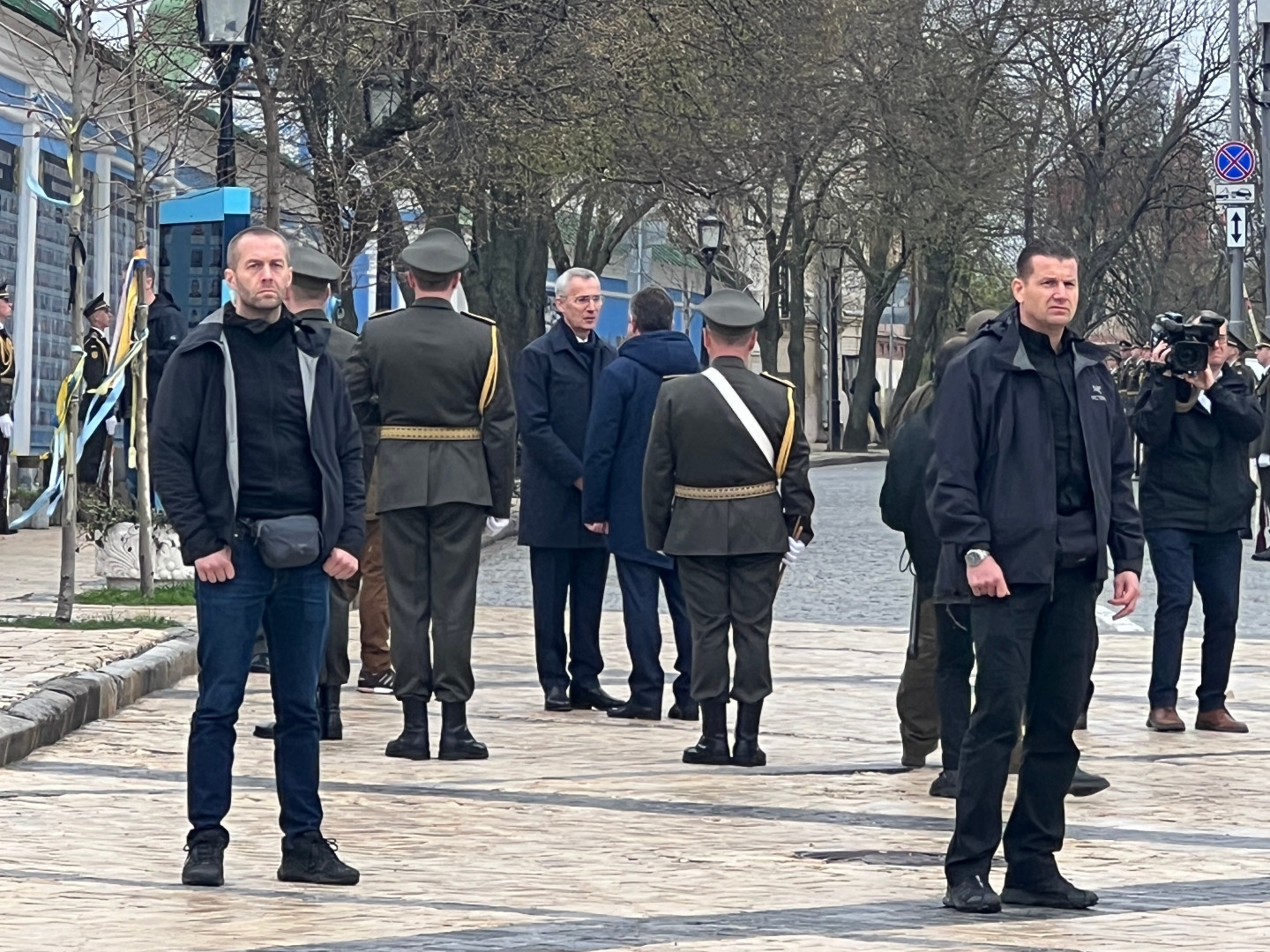 Stoltenberg u posjeti Kijevu, odao počast poginulim ukrajinskim vojnicima