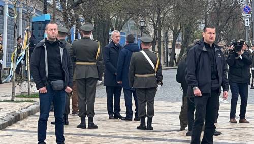 Stoltenberg u posjeti Kijevu, odao počast poginulim ukrajinskim vojnicima