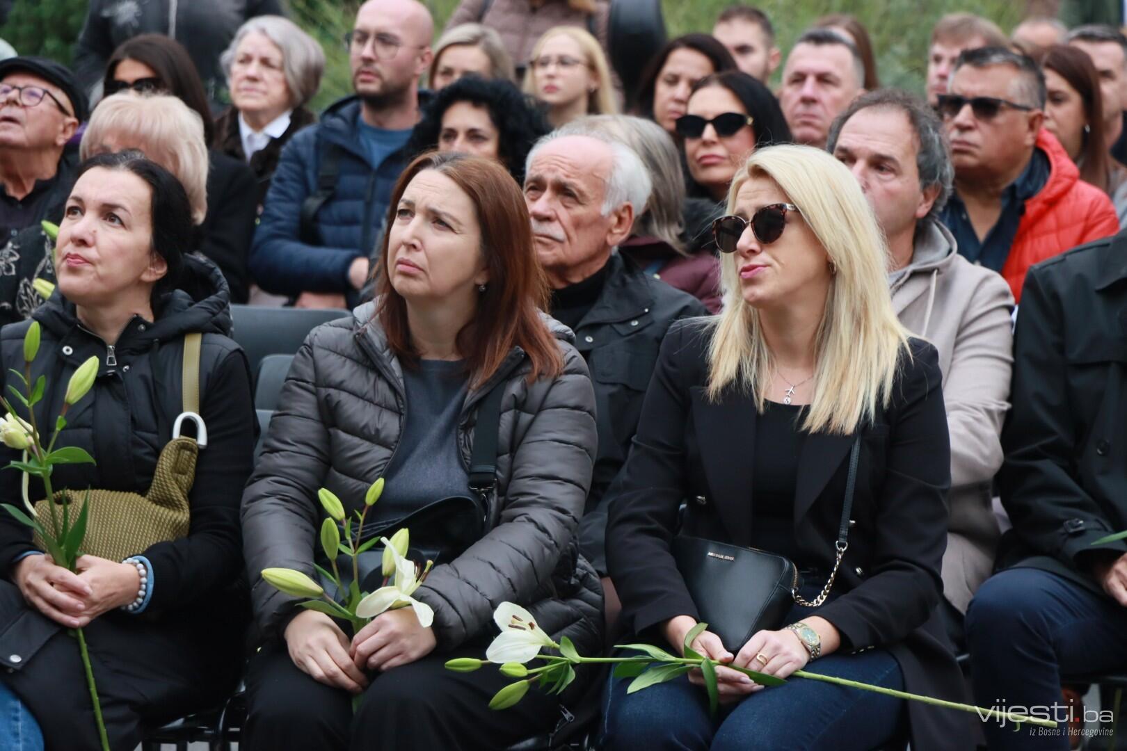 Stotine građana sa ljiljanima u rukama prati komemoraciju Halidu Bešliću