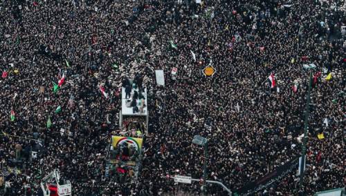 Stotine hiljada Iranaca na molitvama za ubijenog generala Soleimanija