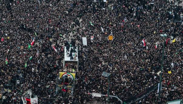 Stotine hiljada Iranaca na molitvama za ubijenog generala Soleimanija