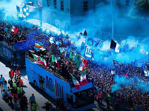 Stotine hiljada ljudi proslavilo titulu Napolija na ulicama grada