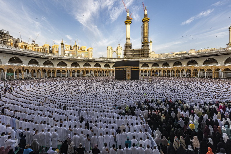 Stotine hiljada muslimana klanjalo bajram-namaz u haremu Kabe