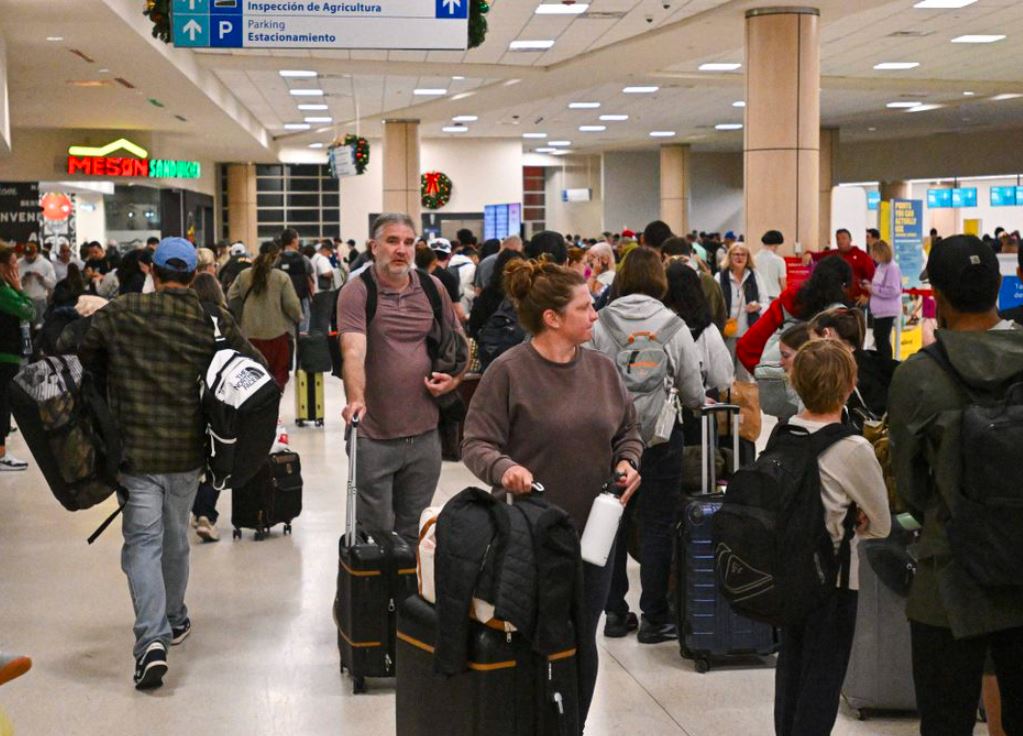 Stotine karipskih letova otkazano, putnici zaglavljeni u Miamiju