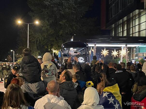 Stotine ljudi ispred hotela u Zenici čeka Ronalda