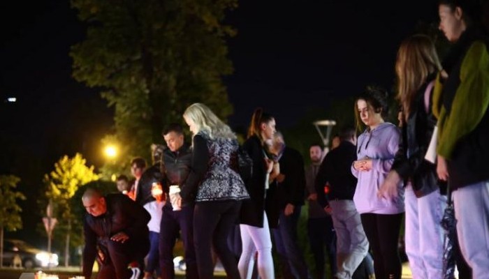 Stotine Mostaraca ispred Kosače zapalile svijeće za obitelj Krstić