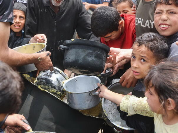 Stotine Palestinaca satima čekaju na topli obrok na jugu Gaze