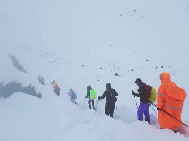 Stotine planinara spašene s olujnog Everesta na Tibetu