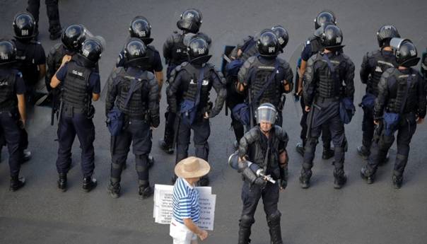 Stotine rumunskih policajaca na protestima protiv planiranih mjera štednje
