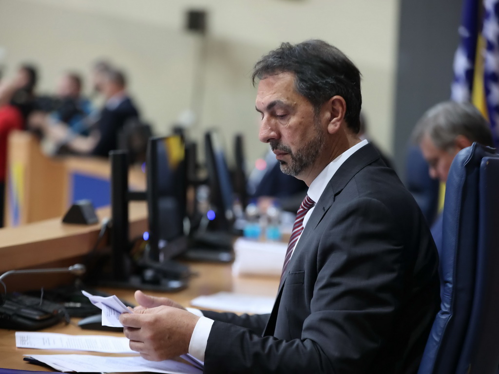 Strah od sankcija: HDZ povukao prijedlog o isplati plate u kešu