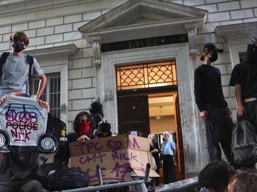 Haos u Francuskoj: Opći štrajk zaustavio saobraćaj, škole i zdravstvo