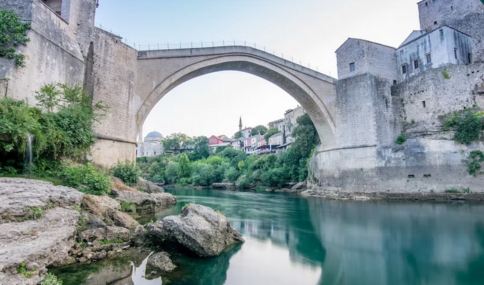 Stranac skočio sa Starog mosta u Neretvu, nije isplivao