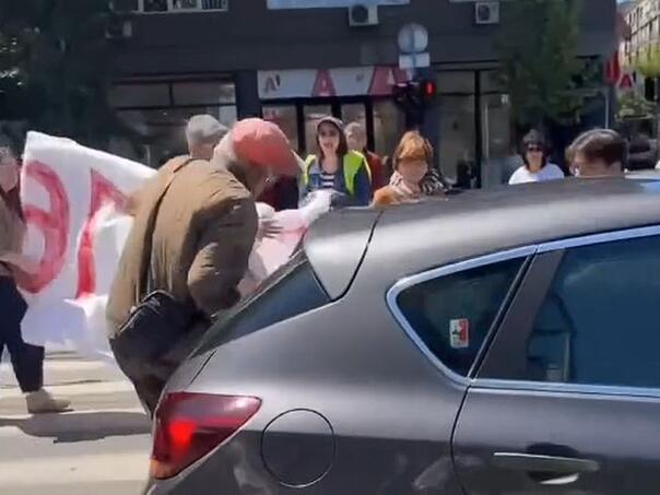 Strašan video iz Beograda: Automobil "pokosio" demostranta