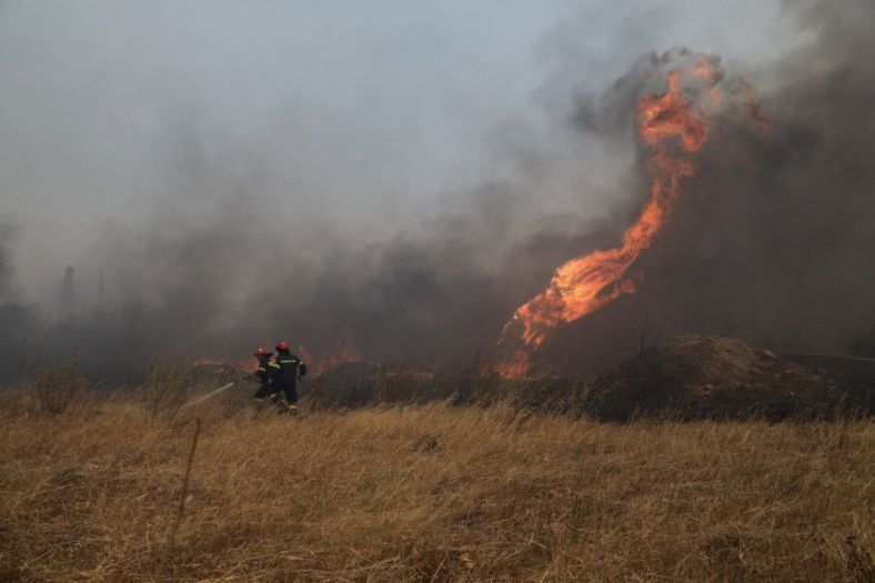Strašne scene u Grčkoj: Vatra guta sve pred sobom, ljudi panično bježe