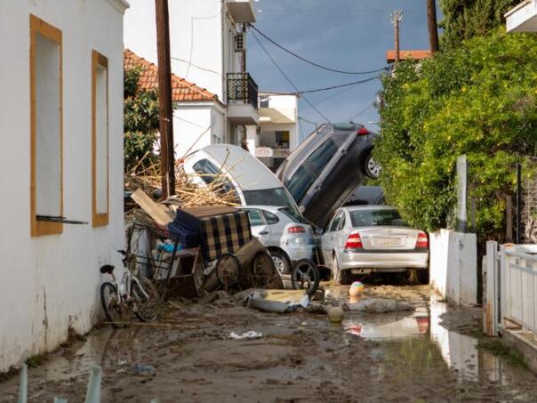 Strašni prizori iz Grčke: Auta uništena, naselja poplavljena...