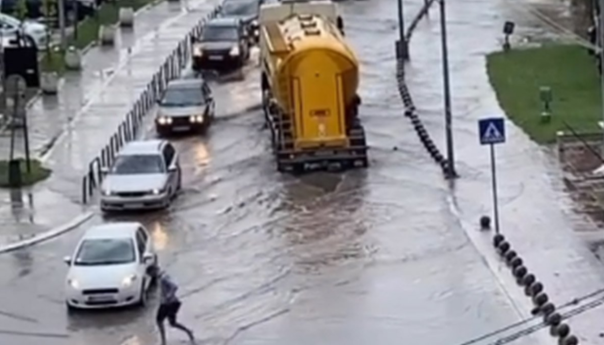 Strašno nevrijeme pogodilo Srbiju, vjetar nosio krovove,padao grad veličine oraha