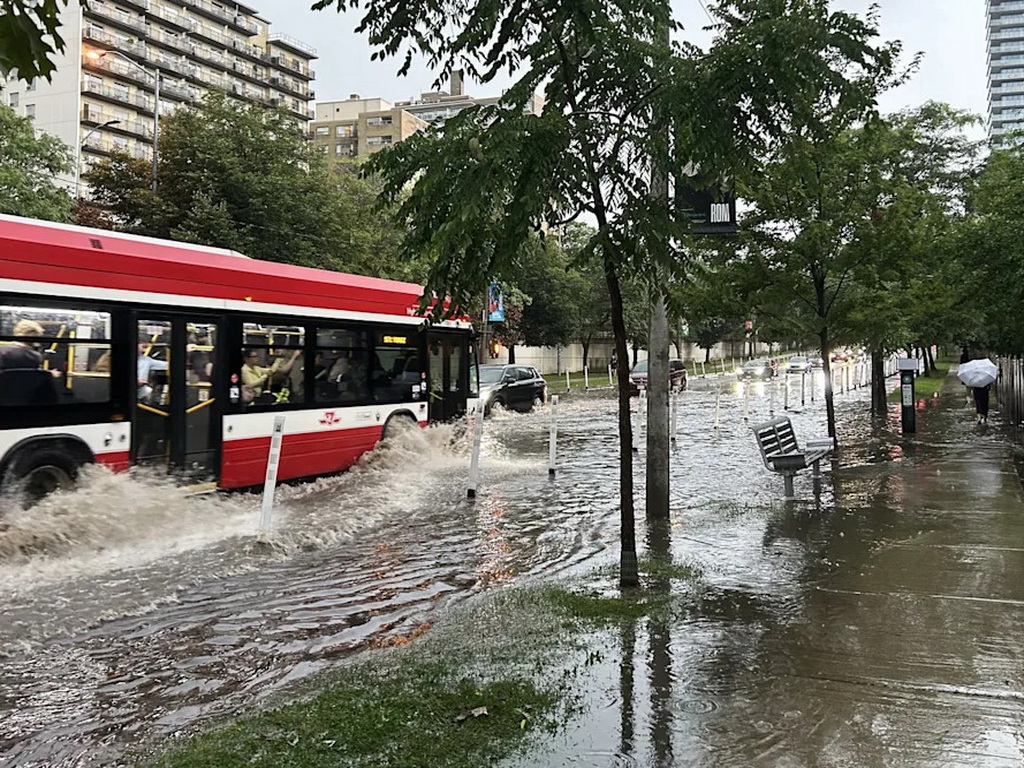 Strašno nevrijeme pogodilo Toronto: Desetine hiljada ljudi ostale bez struje