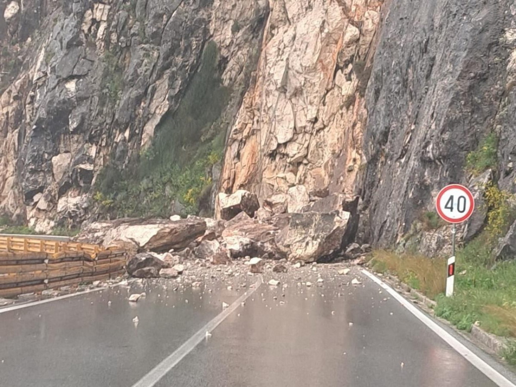 Strava kod Makarske, ogromne gromade zatrpale državnu cestu!