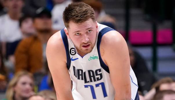 Stravičan pad Luke Dončića preko navijača