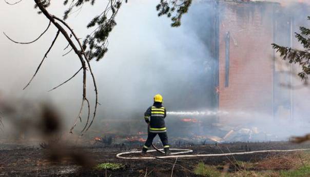 Stravičan požar na Čukarici: Povrijeđeno osmoro djece