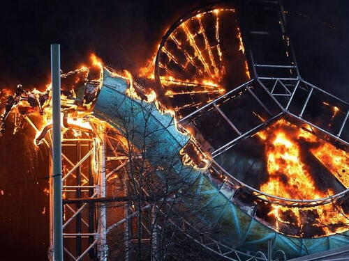 Stravičan požar u zabavnom parku u Švedskoj, vatra guta sve