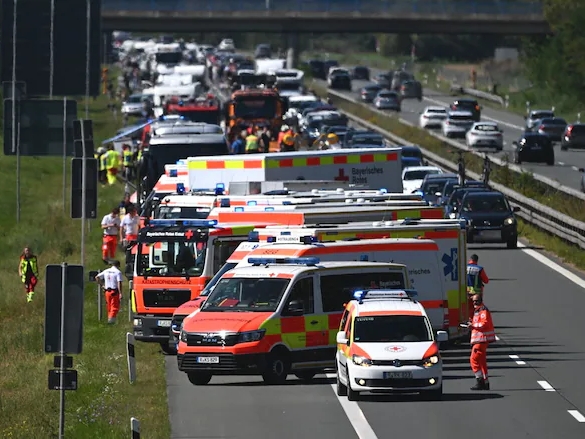 Stravičan sudar na njemačkom autoputu: 20 povrijeđenih, jedno u teškom stanju