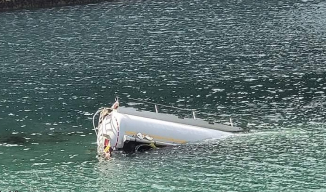 Stravična nesreća: Cisterna sletjela u jezero kod Drežnice