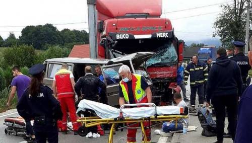 Stravična nesreća kod Kiseljaka: U sudaru kamiona i kombija poginula jedna osoba