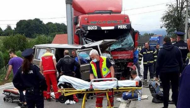 Stravična nesreća kod Kiseljaka: U sudaru kamiona i kombija poginula jedna osoba