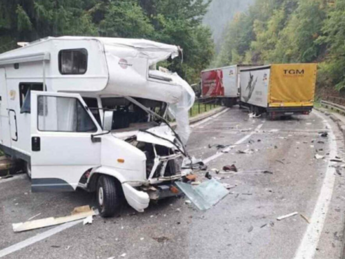 Stravična nesreća kod Travnika: Povrijeđena trudnica, put blokiran