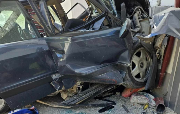 Stravićna nesreća kod Velike Kladuše: Automobilom udario u zid radnje i preminuo