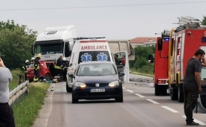 Stravična nesreća: Sudar dva vozila i kamiona, strahuje se da ima mrtvih
