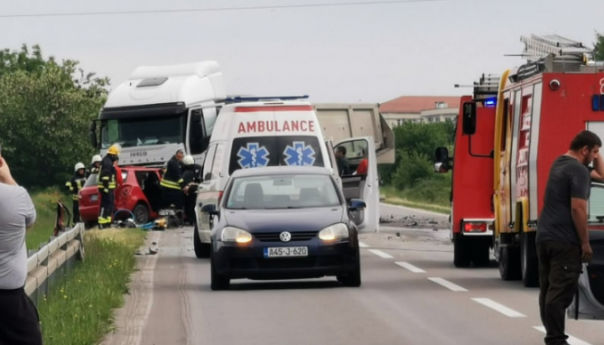 Stravična nesreća: Sudar dva vozila i kamiona, strahuje se da ima mrtvih