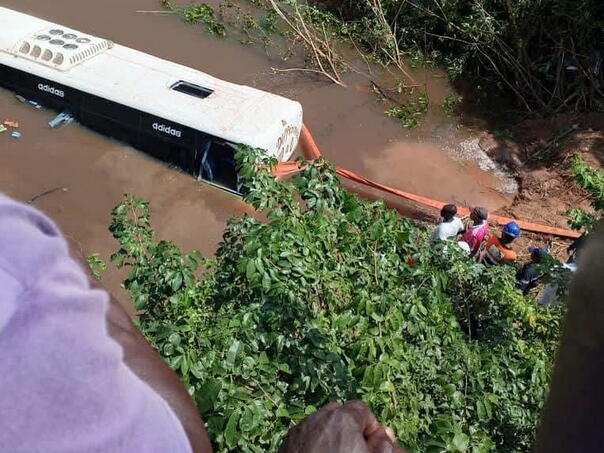 Stravična nesreća u Africi: Autobus završio u rijeci, najmanje 24 mrtvih