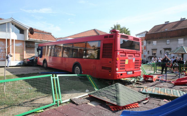Stravična nesreća u Beogradu: Autobus uletio u dječije igralište