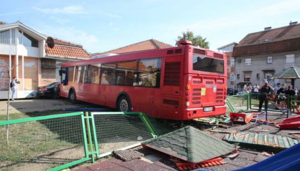 Stravična nesreća u Beogradu: Autobus uletio u dječije igralište