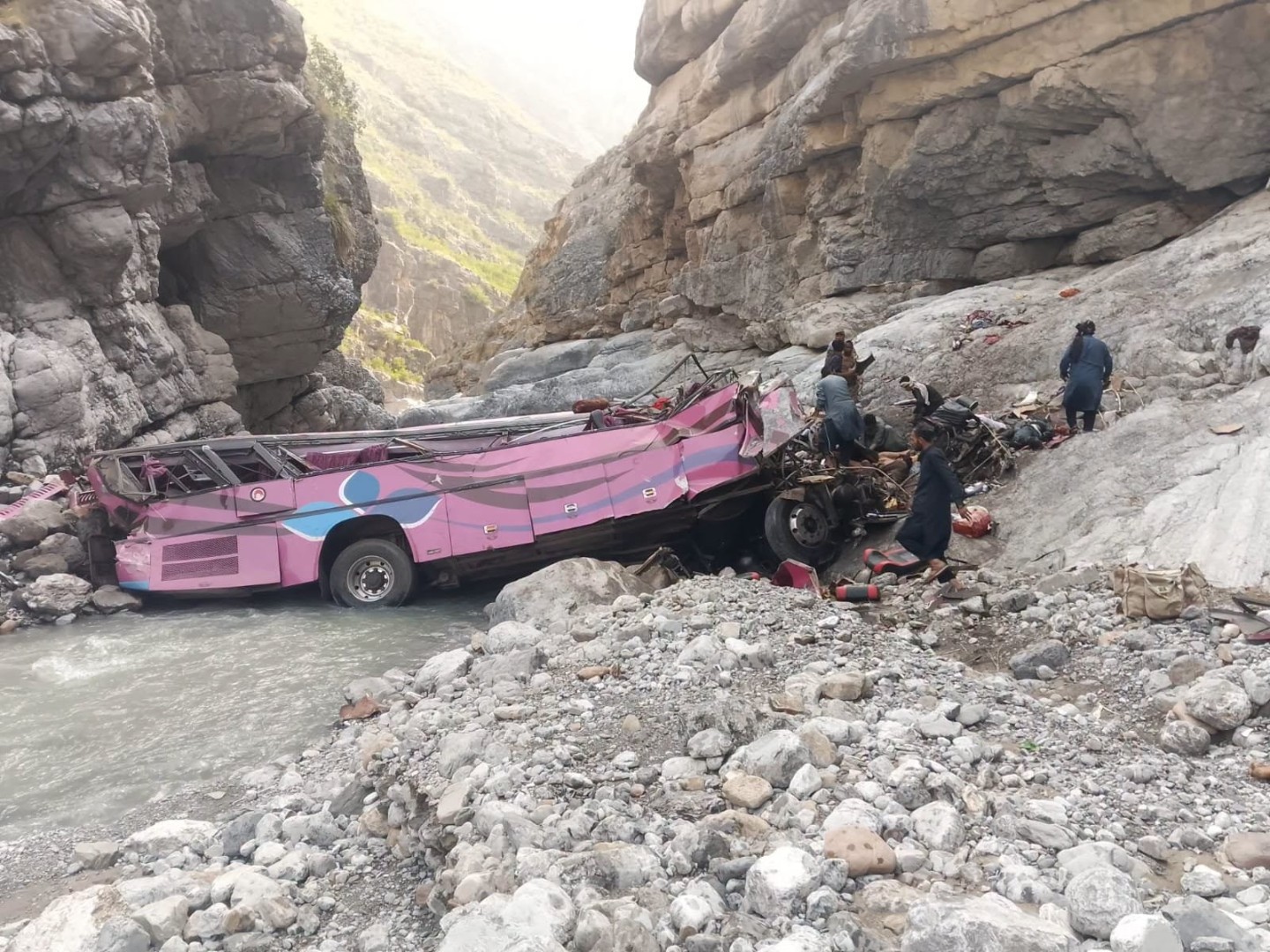 Stravična nesreća u Pakistanu: Autobus sletio u provaliju, najmanje 40 mrtvih