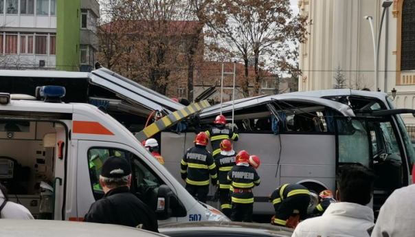 Stravična nesreća u Rumuniji: Autobus pun turista udario u stub, ima mrtvih